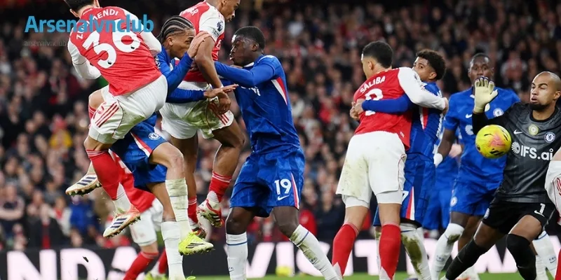 Hàng thủ Arsenal trước áp lực